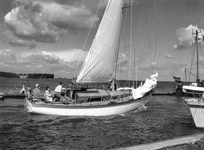 841706 Afbeelding van een zeilboot in het Eemmeer bij Spakenburg.